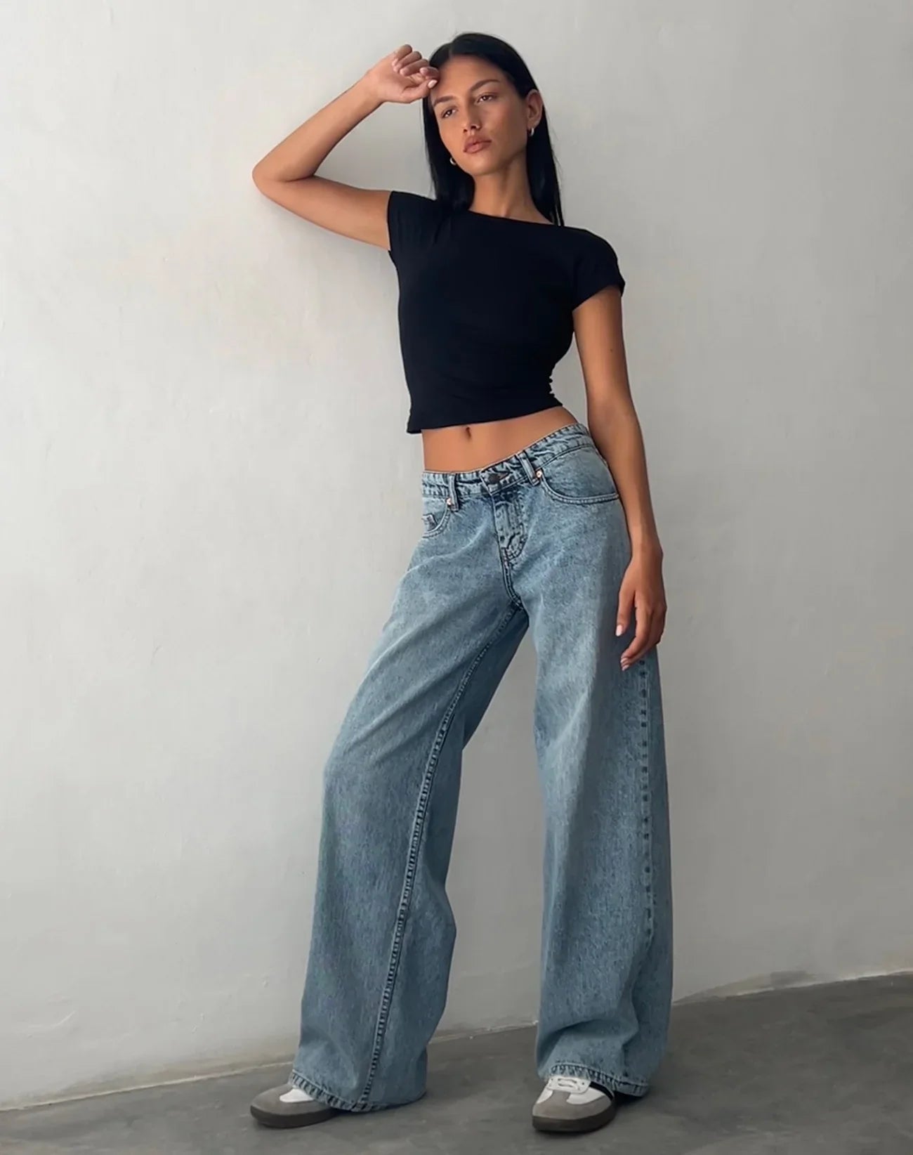 Relaxed fit low-rise wide-leg jeans